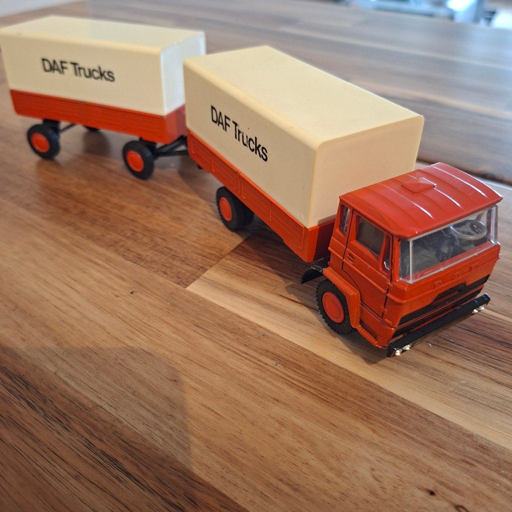 DAF Trucks modelvrachtwagen met aanhanger + huif netjes, Hobby en Vrije tijd, Verzenden, Zo goed als nieuw, Bus of Vrachtwagen