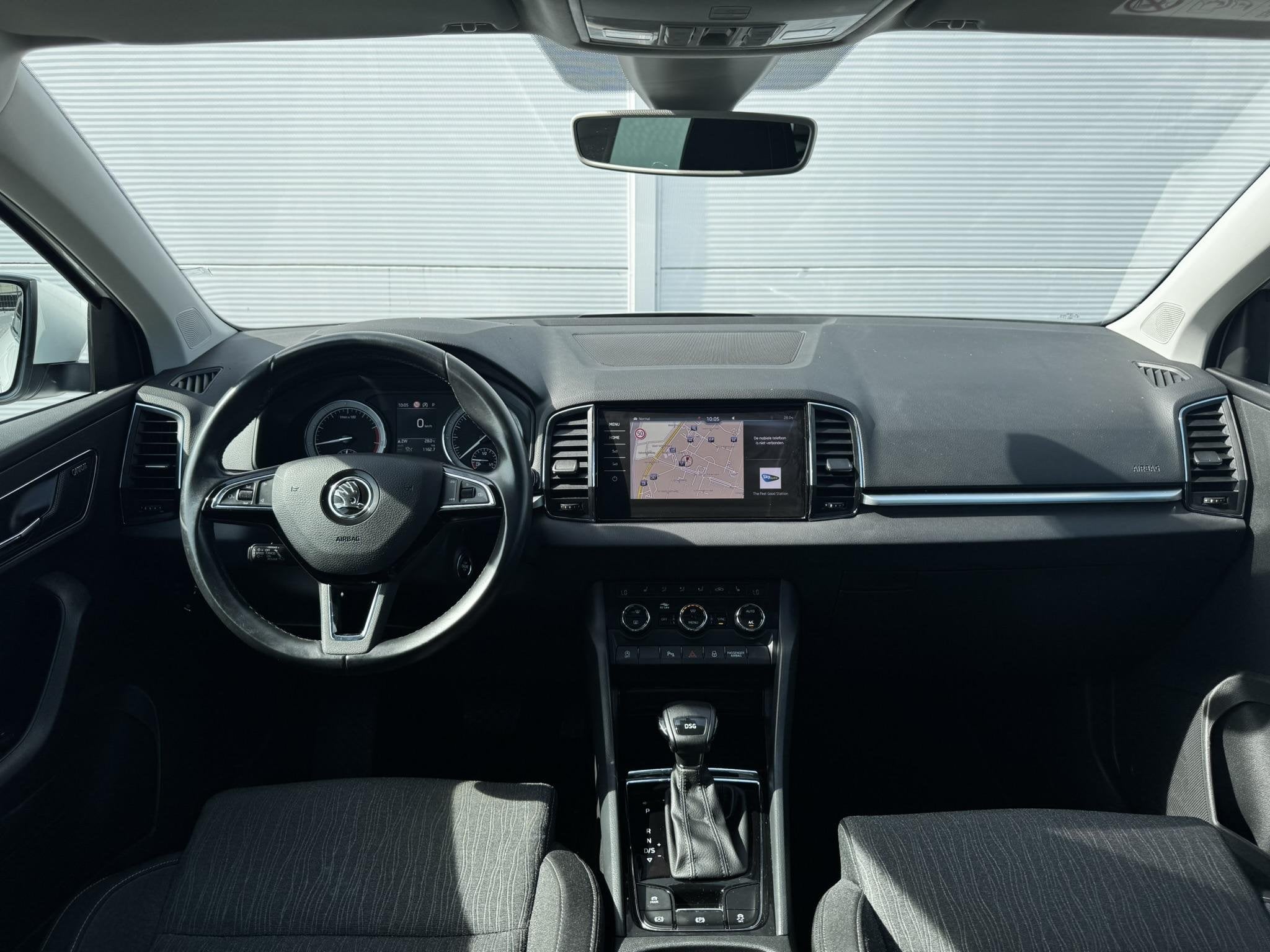 Skoda Karoq 1.5 TSI ACT Style Business / Navigatie + Apple C, Auto's, Skoda, Stof, 4 cilinders, 150 pk, Wit