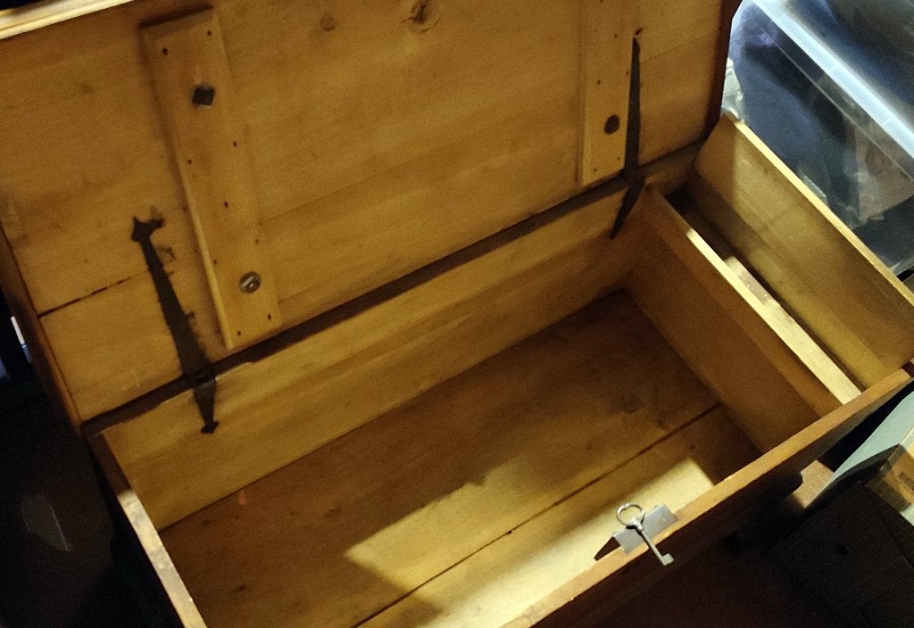 Grote oude houten dekenkist met sleutel, Ophalen