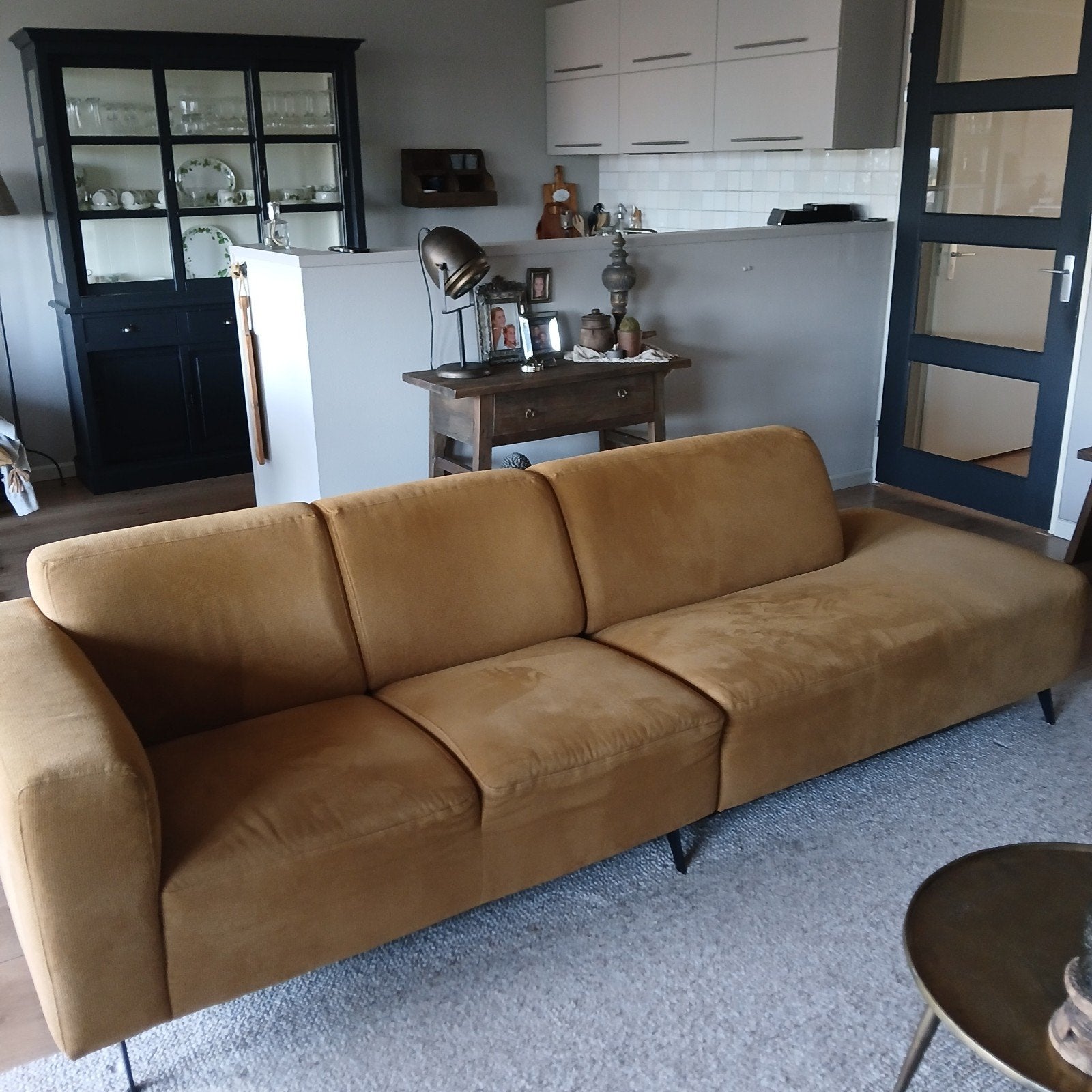 Comfortabele 3-zitsbank in honing kleurige stof, Huis en Inrichting, 250 tot 300 cm, Gebruikt, Modern, Scandinavisch, Driepersoons