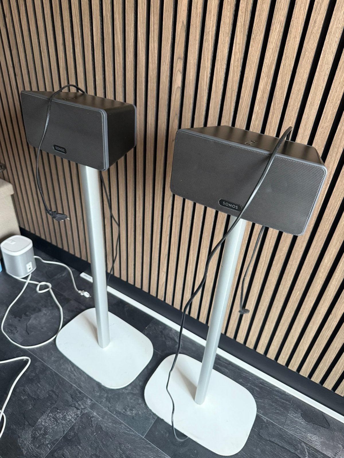 Complete Sonos Geluidsinstallatie – 5 Speakers + Standaards, Inclusief kabels, Ophalen, Zo goed als nieuw, Sonos