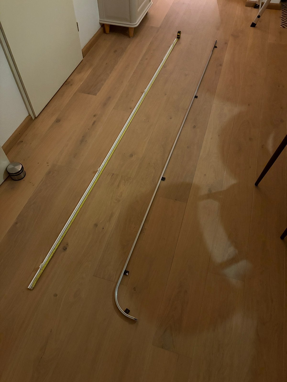 Gordijnrails - 2 stuks, wit en zilver, 258 cm en 263, Huis en Inrichting, Ophalen, Inclusief montageonderdelen, Gebruikt, Wit
