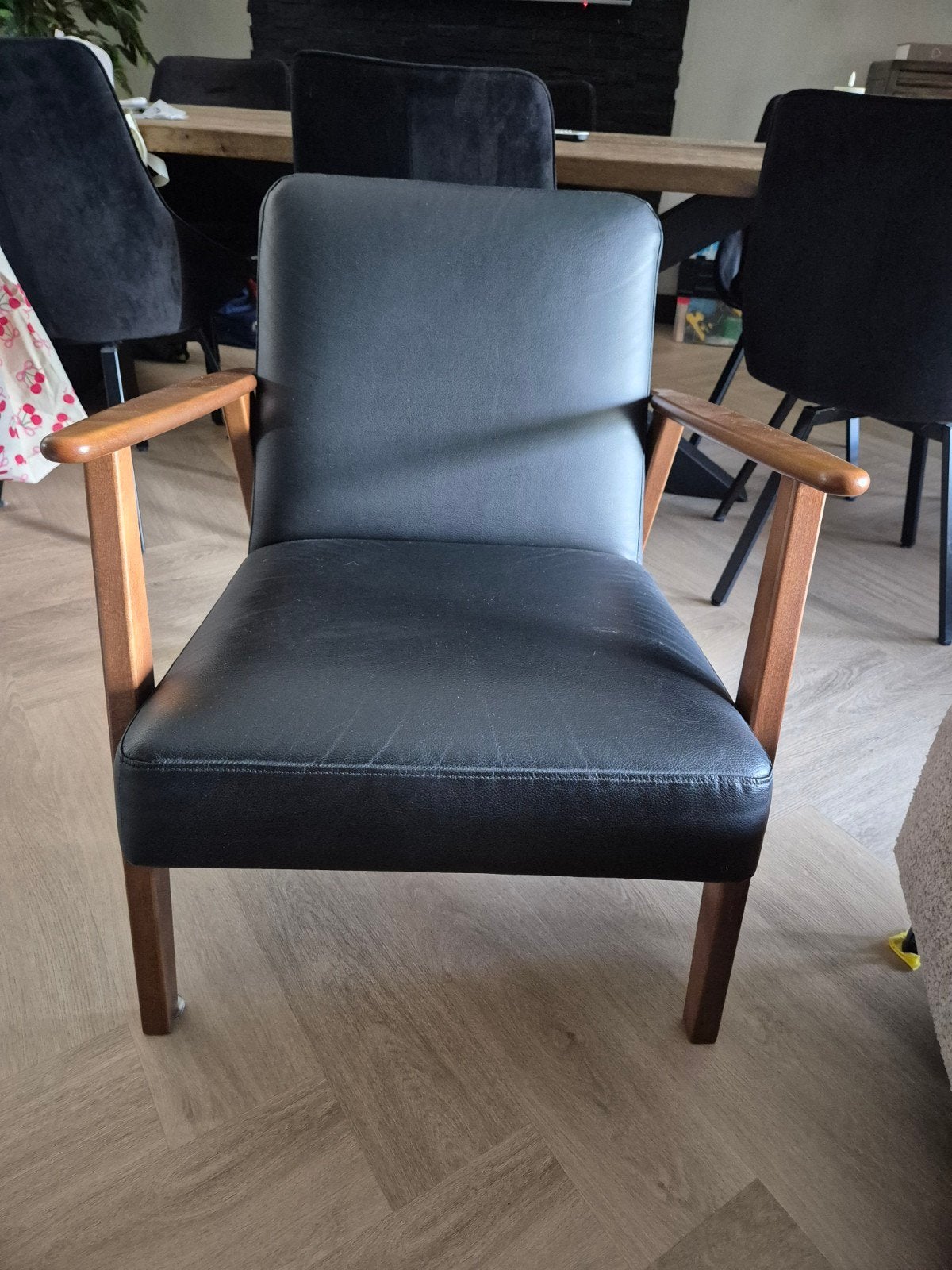 Ikea Ekenäset retro stoel zwart kunstleder walnoot frame, Gebruikt, 75 tot 100 cm, Ophalen of Verzenden, Overige materialen