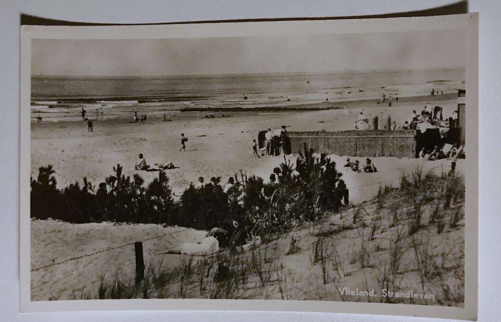 Vlieland Strandleven, Verzamelen, Ansichtkaarten | Nederland, Verzenden, 1940 tot 1960, Ongelopen, Waddeneilanden