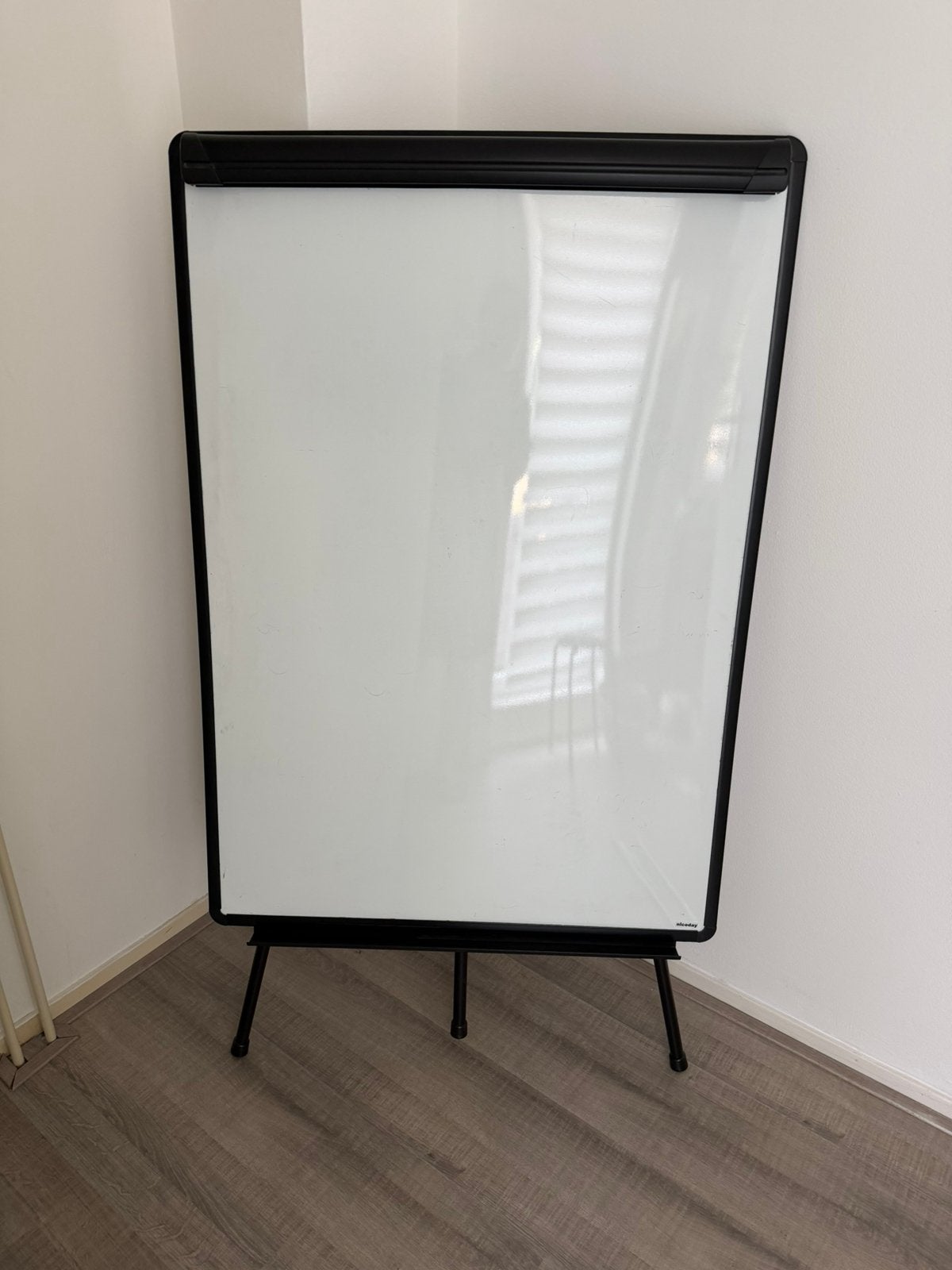 whiteboard op stevige standaard, Ophalen, Zo goed als nieuw, Magneetbord