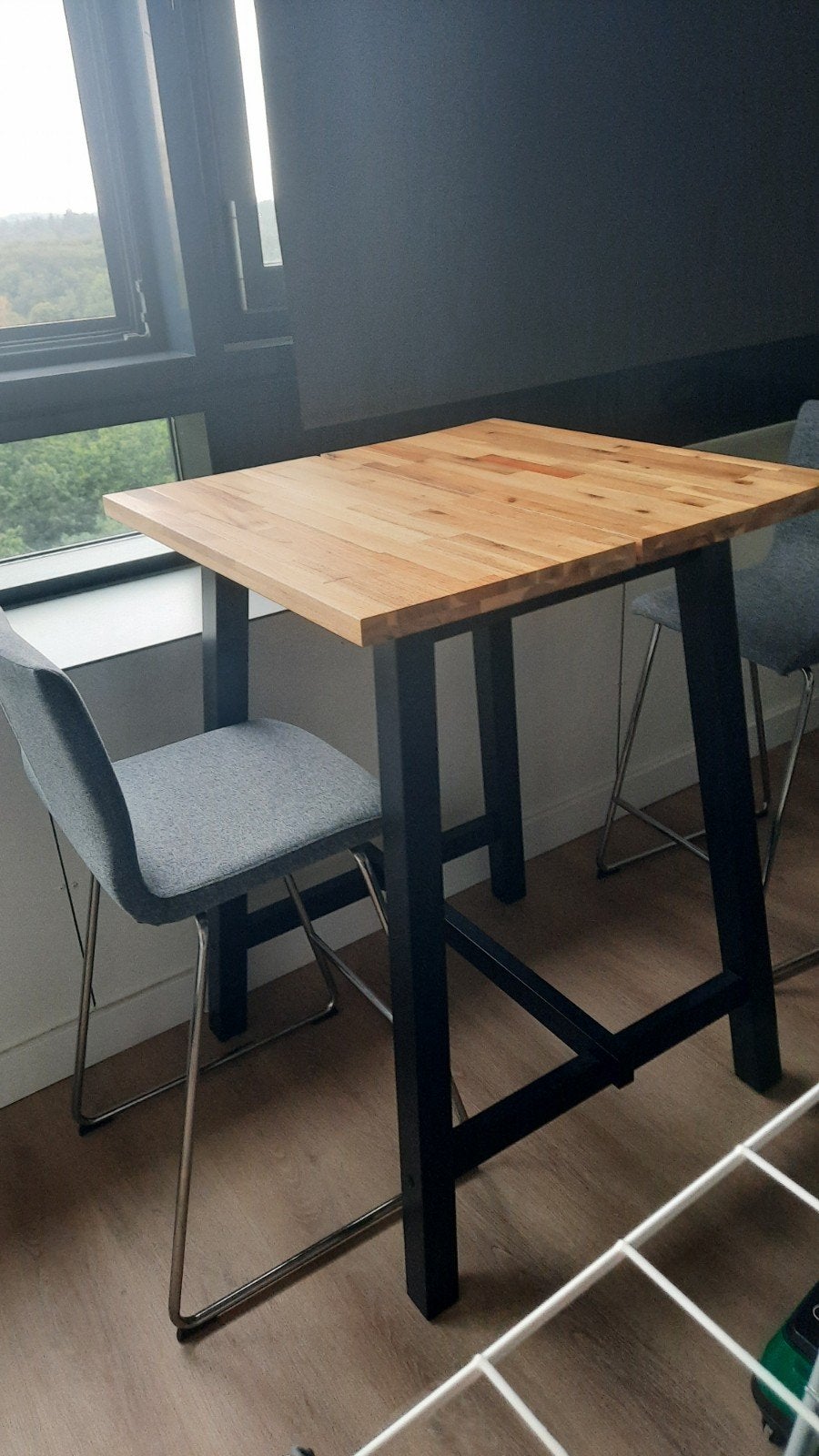 IKEA bartafel Tybyn met twee barkrukken, Ophalen, Twee, Zo goed als nieuw, Stof