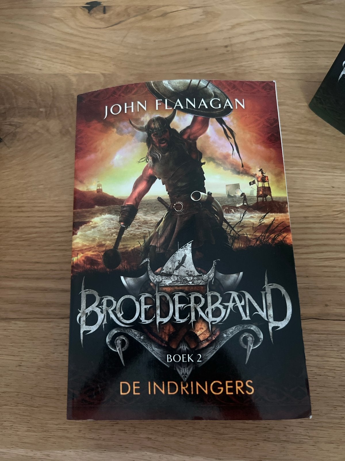 Broederband Boek 2: De Indringers - John Flanagan, Boeken, Fantasy, Ophalen of Verzenden, Gelezen