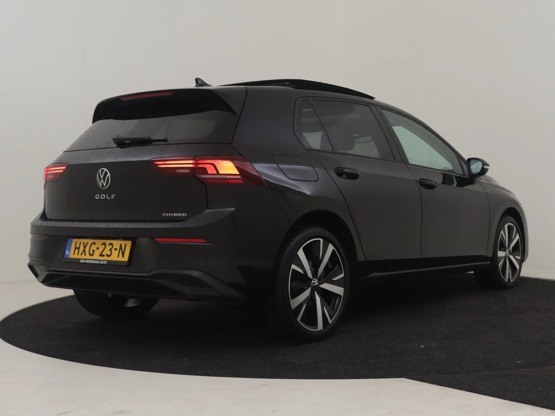 Volkswagen Golf 1.5 eHybrid Life Edition (bj 2025), 4 cilinders, 150 pk, Zwart, Bedrijf