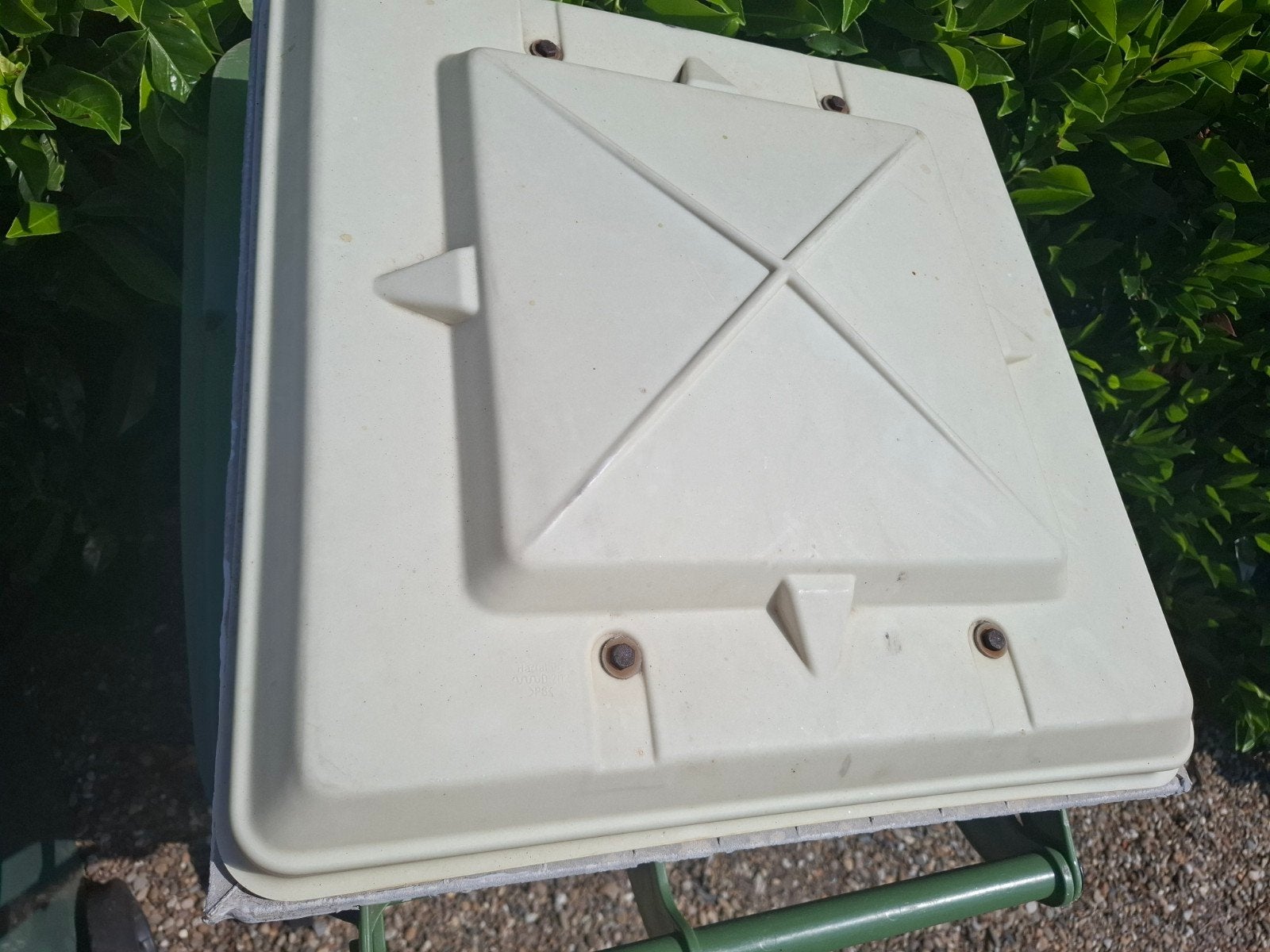 kip Dakluik met hor en verduistering, compleet en dicht 48cm, Ophalen of Verzenden, Gebruikt
