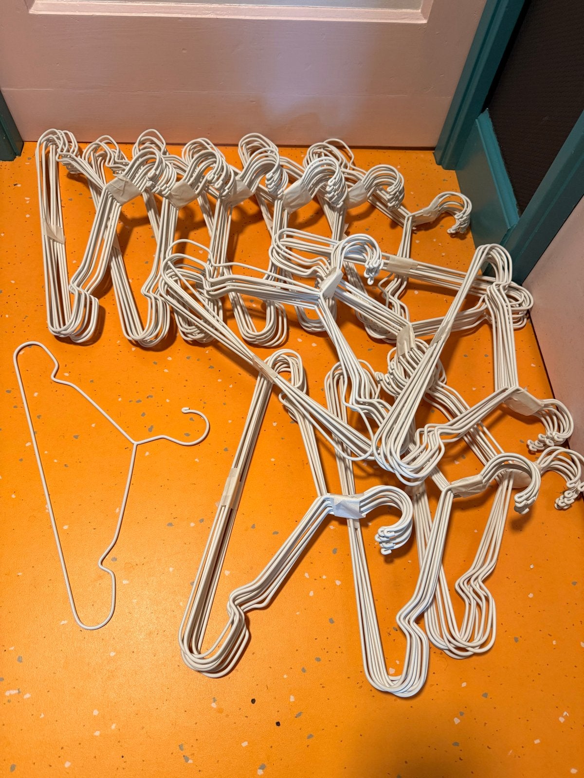 120 IKEA STAJLIG witte metalen kledinghangers klerenhangers, Ophalen of Verzenden, Gebruikt, Metaal, Volwassenen