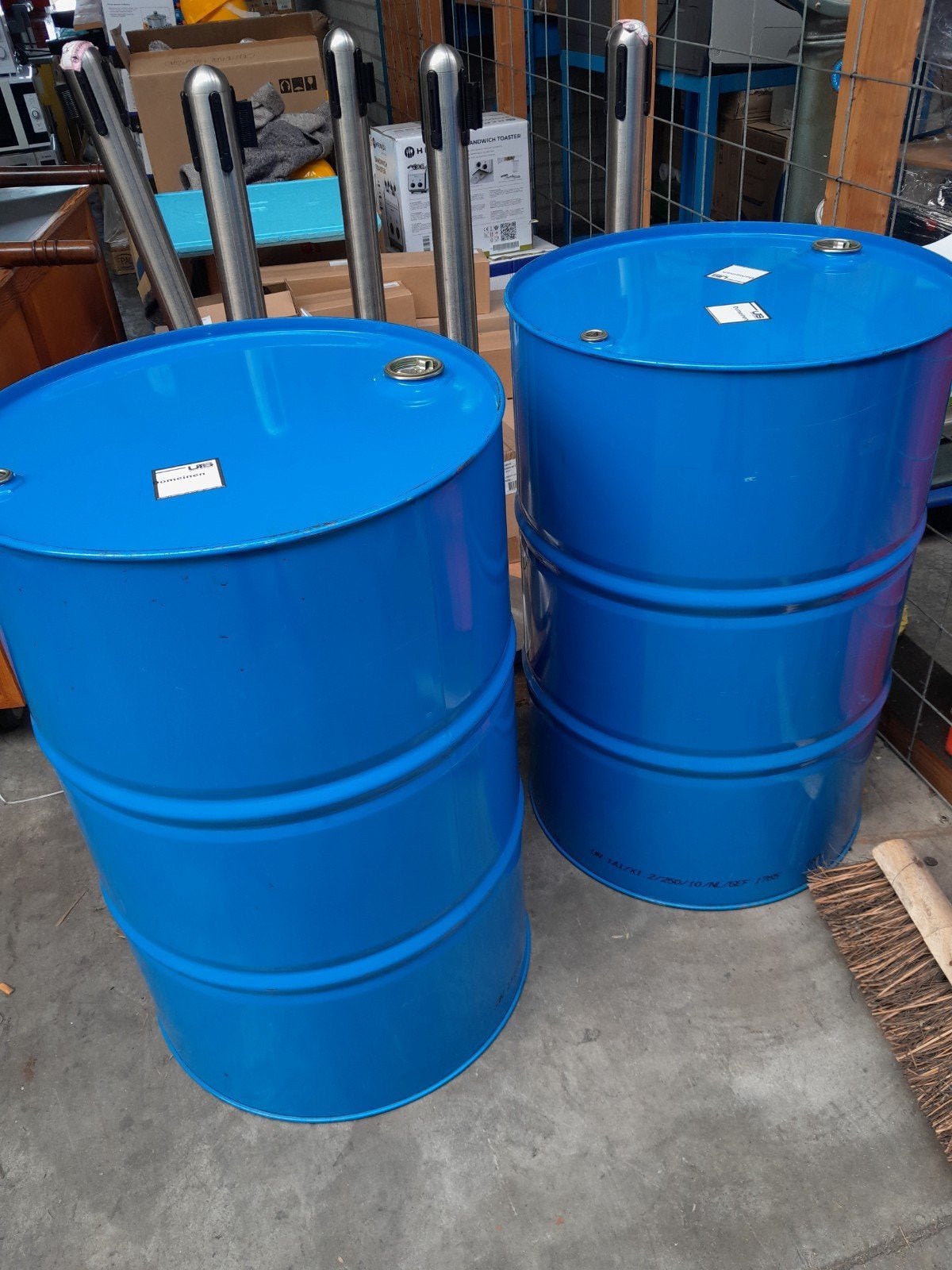 Twee blauwe oliedrums / olievaten, Tuin en Terras, Regentonnen, 150 liter of meer, Ophalen