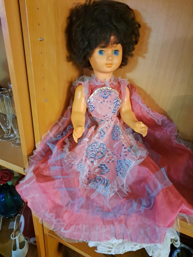 Vintage Pop met Roze Jurk en Krullend Haar, Verzamelen, Poppen, Ophalen of Verzenden, Gebruikt, Pop