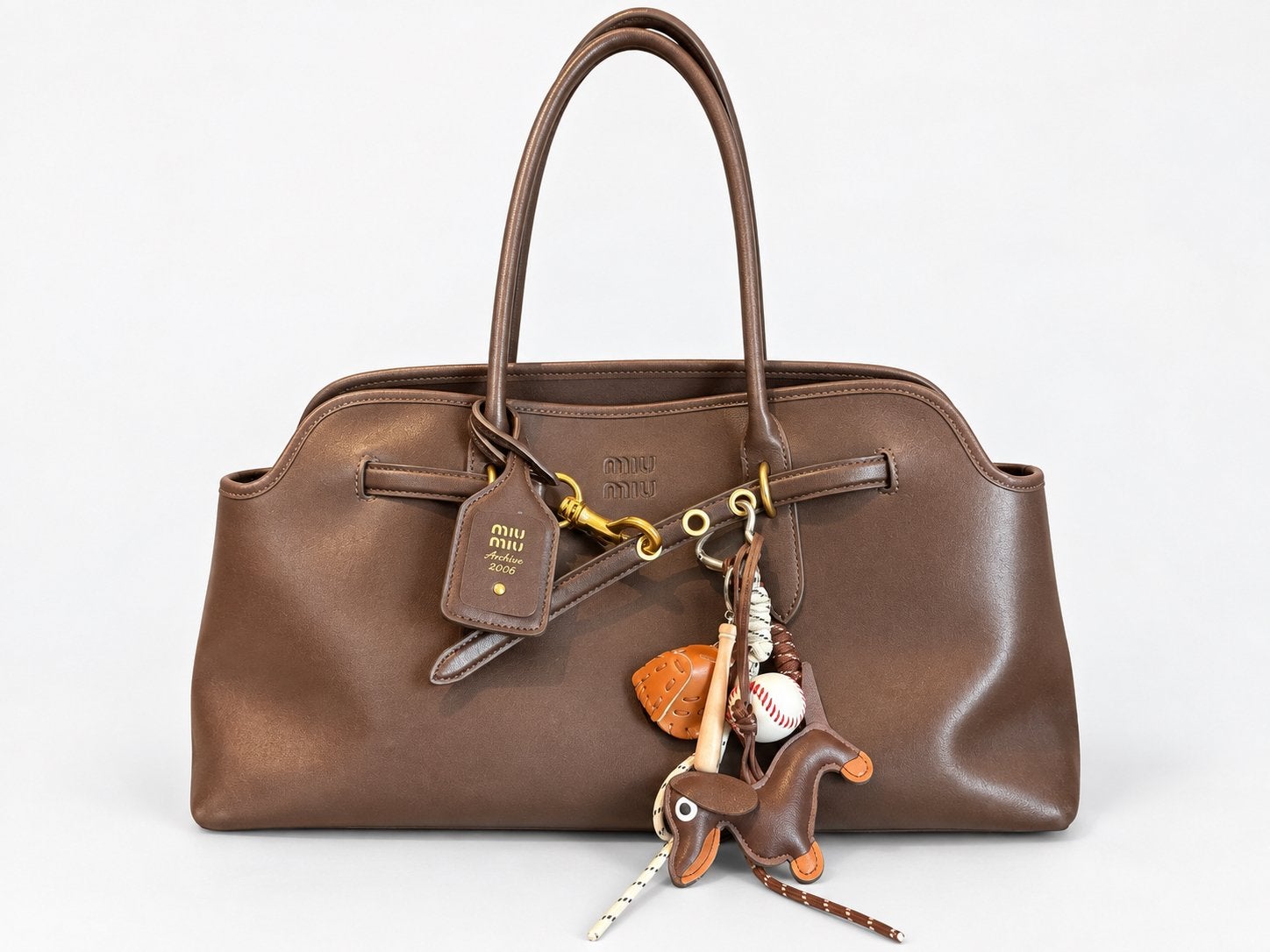 Miu Miu Bruine Leren Handtas met Charms, Sieraden, Tassen en Uiterlijk, Ophalen of Verzenden, Zo goed als nieuw, Bruin, Handtas