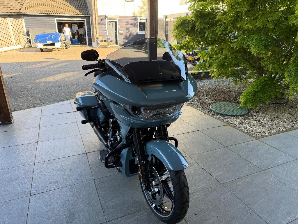Harley Davidson Road-Glide 117 Sharkskin Blue BJ. okt. 2024, 2 cilinders, Gebruikt, Handvatverwarming, Particulier