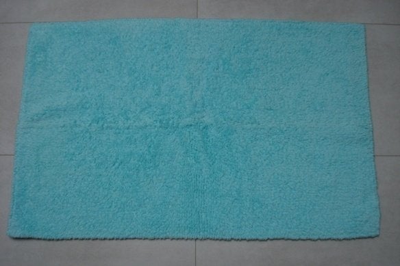 Nieuwe grote luxe badmat 80 x 50 cm lichtblauw aqua blauw, Ophalen of Verzenden, Nieuw, Blauw, Badmat