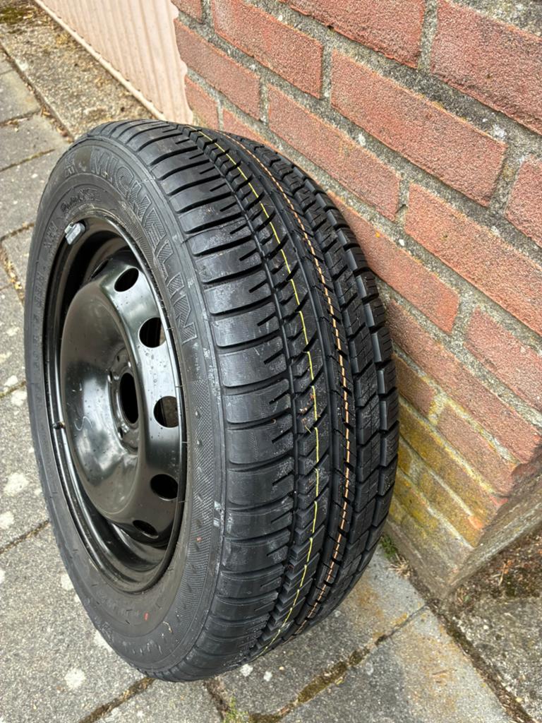 Nieuwe Michelin Energy Saver band op stalen velg, 15 inch, Banden en Velgen, Nieuw, Ophalen of Verzenden