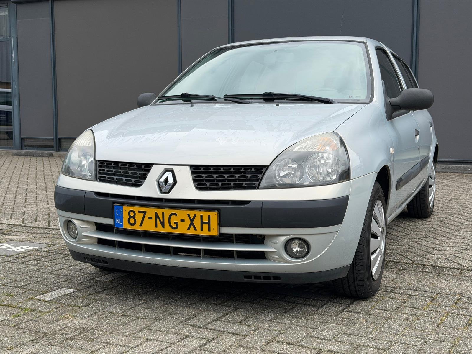 Renault Clio 1.2 5DR 2005 2003 Grijs, Auto's, Renault, Voorwielaandrijving, 31 €/maand, 4 cilinders, 58 pk