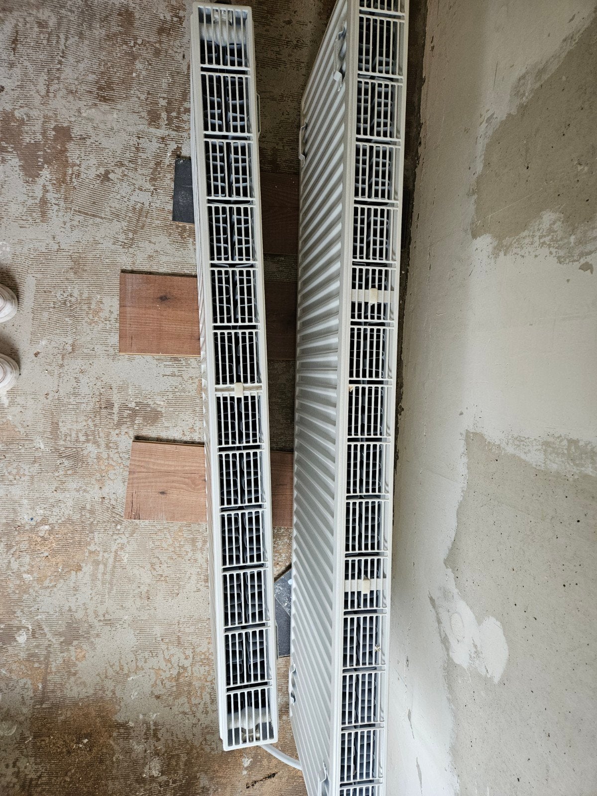 Twee gebruikte radiatoren, wit, inclusief thermostaatkranen, Ophalen, 30 tot 80 cm, Gebruikt, Radiator