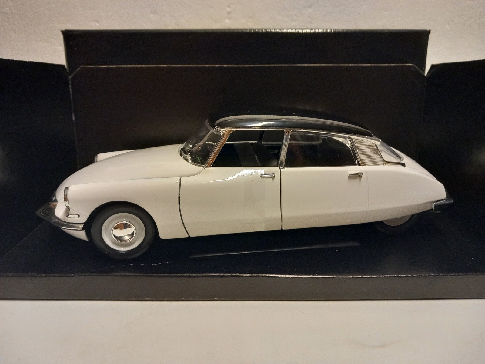 Citroen DS 19 Snoek offwhite Solido metal 1:17 KRD, Ophalen of Verzenden, Zo goed als nieuw, Auto, Solido