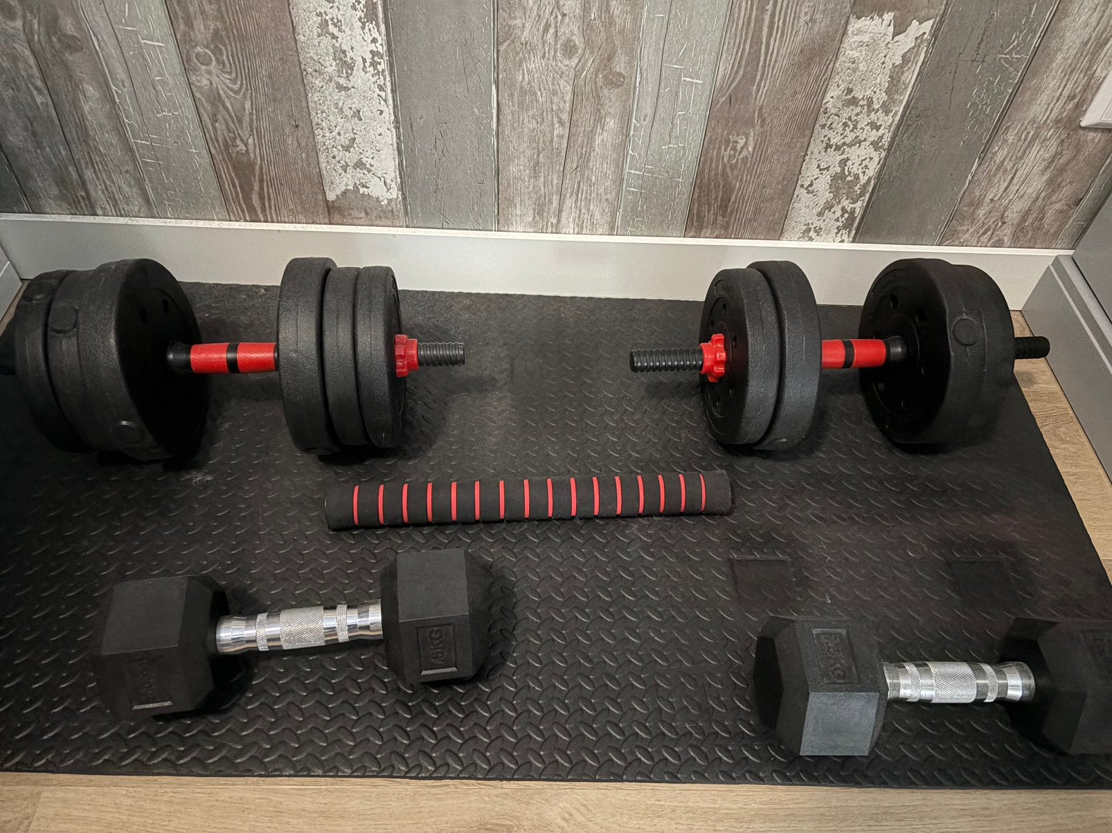 WOW: 4 sets dumbells kunststof en staal met mat, Sport en Fitness, Fitnessmaterialen, Ophalen, Gebruikt, Dumbbell