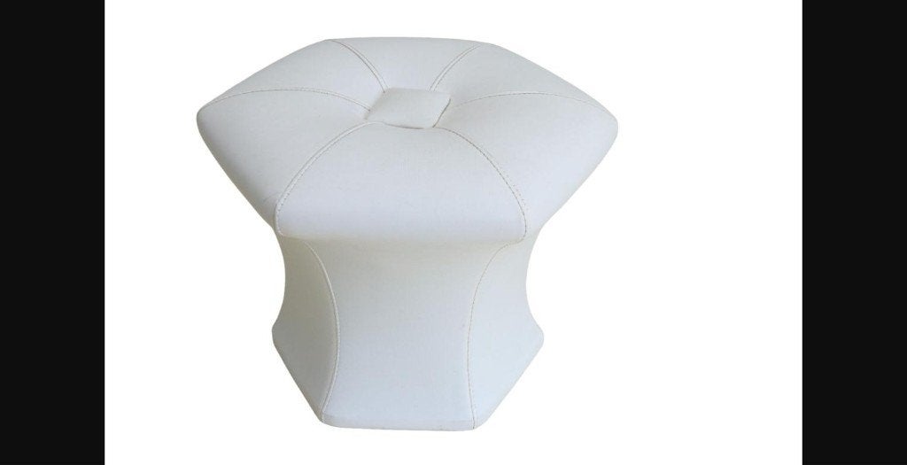 Sculpturale zeshoekige poef in wit skai, Ophalen, Gebruikt, Rond, Minder dan 50 cm