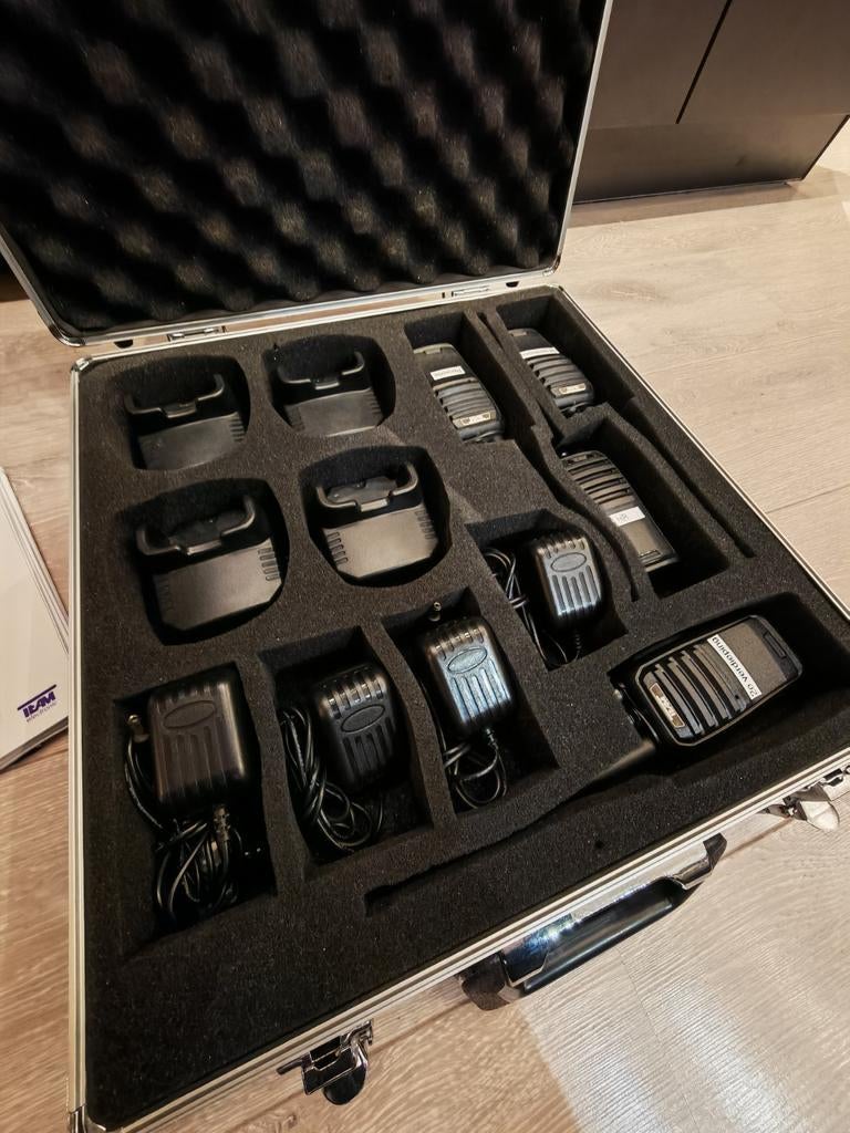 4 TeCom-SL portofoons in luxe koffer - Accu's af!, Ophalen of Verzenden, Zo goed als nieuw, Portofoon of Walkie-talkie, Met broekklem