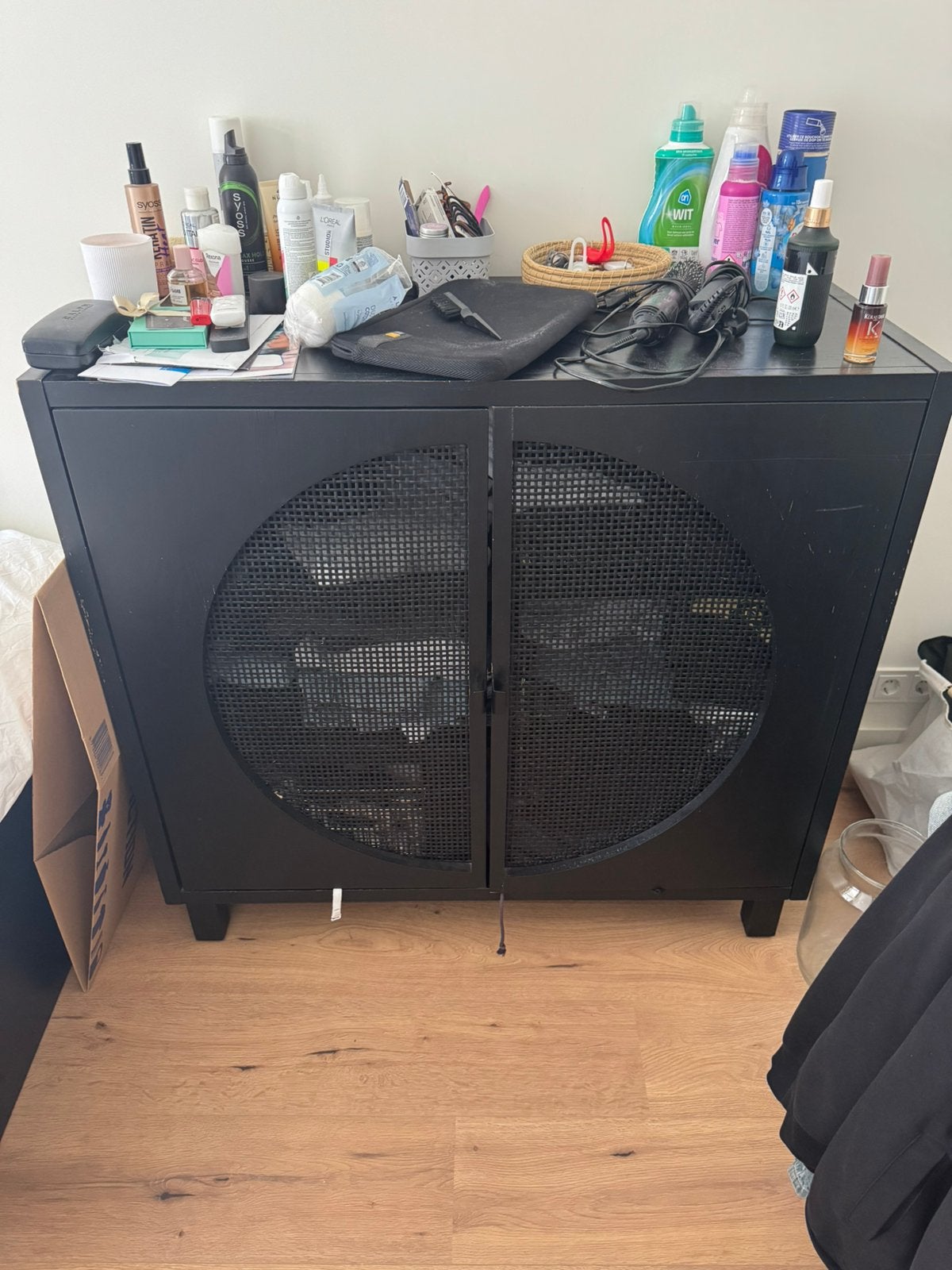 Zwarte lage kast met rotan., Ophalen, 100 tot 150 cm, 75 cm of meer, Gebruikt