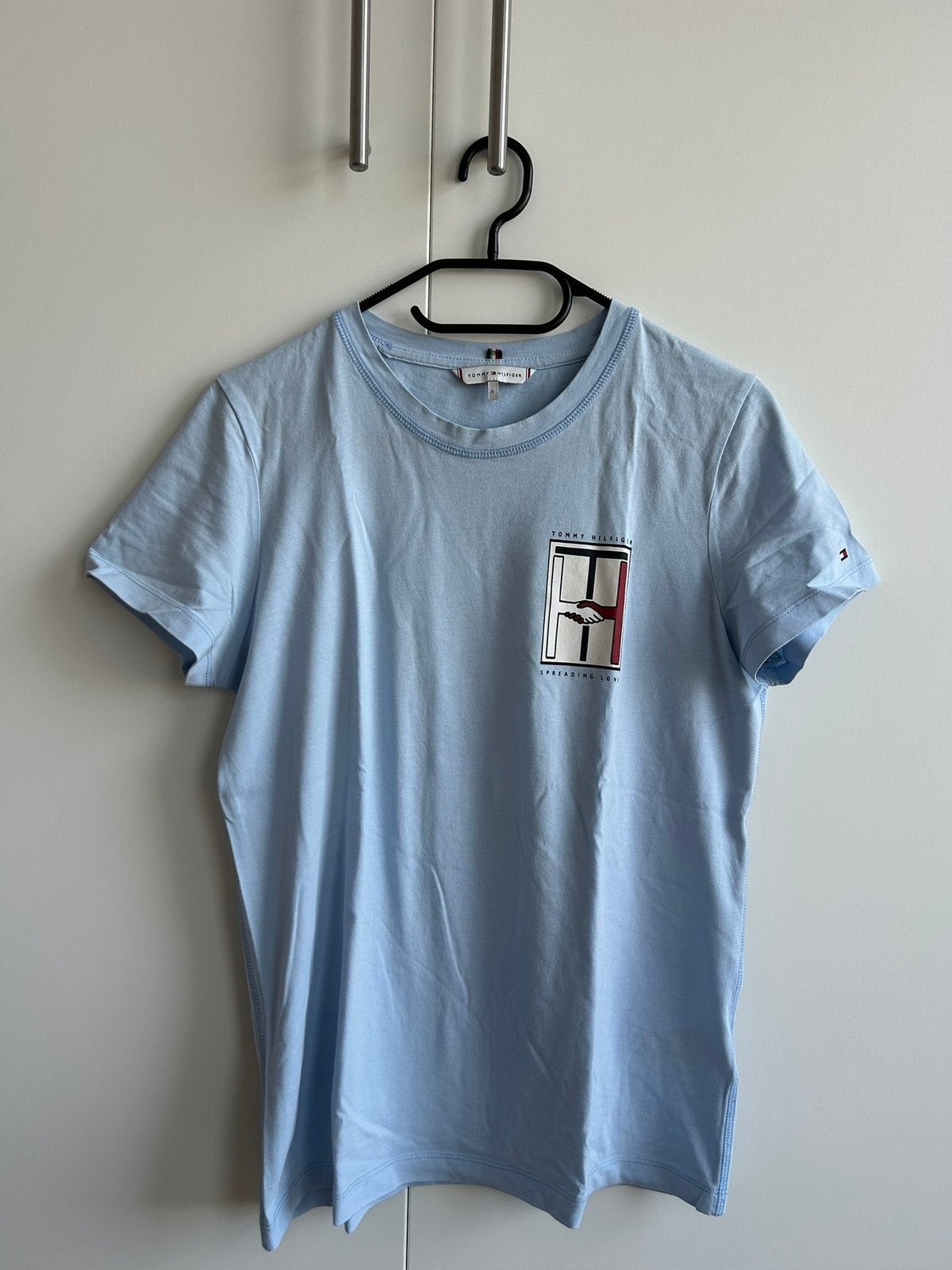 T-shirt Tommy Hilfiger lichtblauw S, Ophalen of Verzenden, Zo goed als nieuw, Blauw, Korte mouw