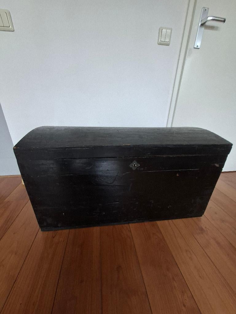 Grote zwarte vintage kist met bolle deksel H 45xB90xD42 cm, Ophalen