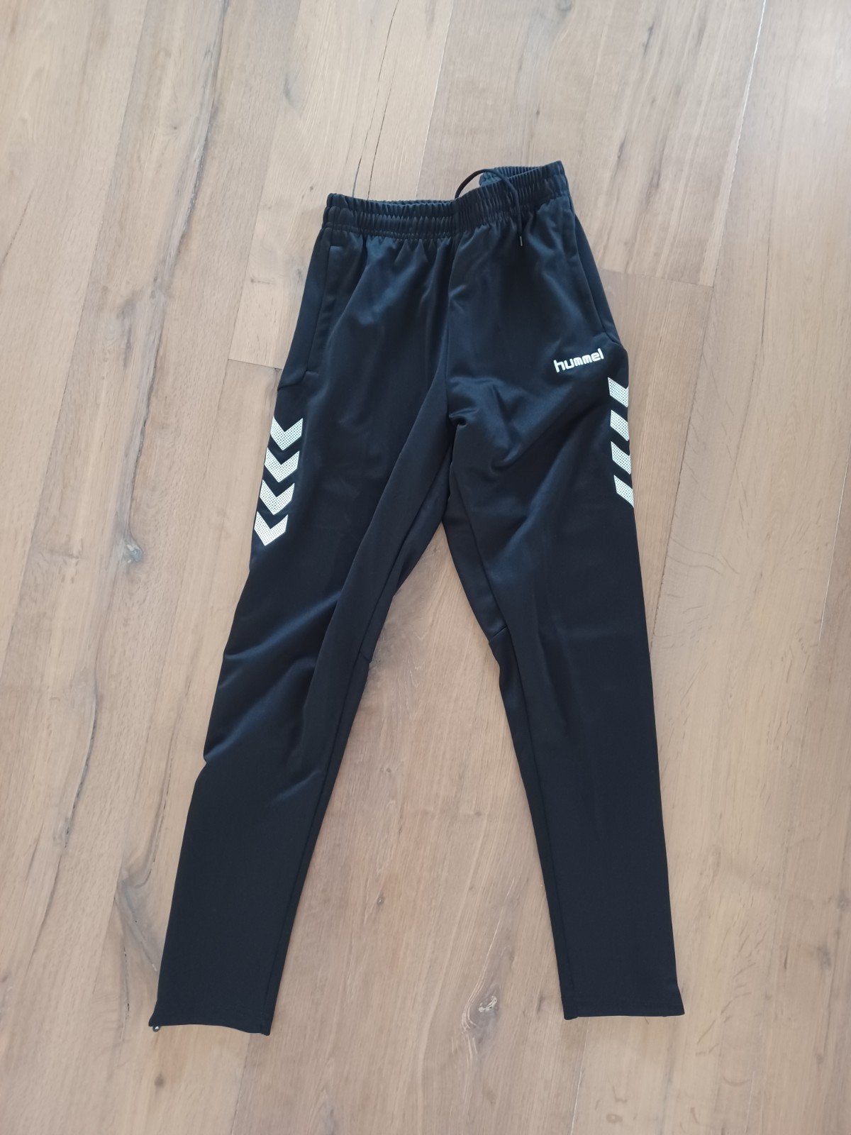 zwarte trainingsbroek van Hummel.  maat M, Kleding | Heren, Sportkleding, Maat 48/50 (M), Zwart, Ophalen of Verzenden, Zo goed als nieuw