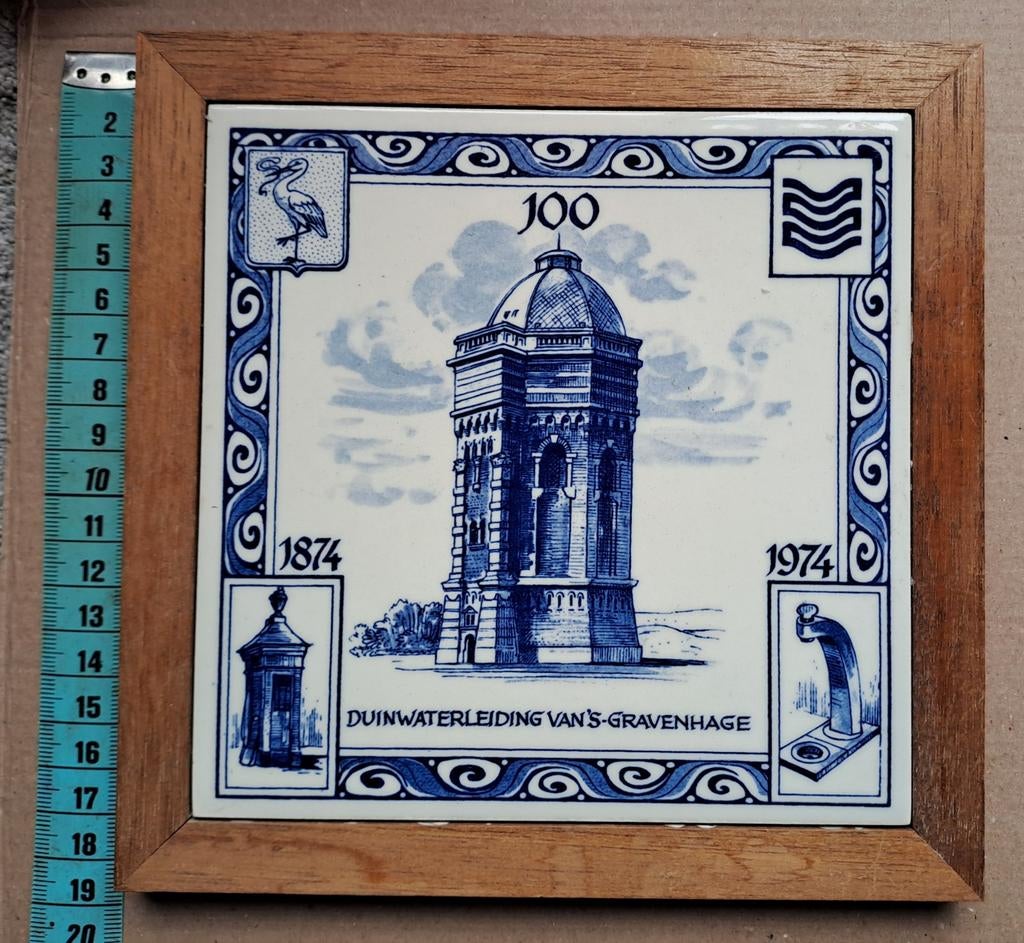 Delfts Blauw Tegel: Duinwaterleiding 's-Gravenhage 1874-1974, Antiek en Kunst, Antiek | Wandborden en Tegels, Ophalen of Verzenden