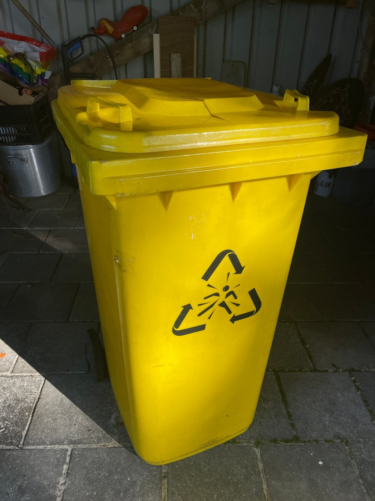 Gele Kleko container - Filmprop "EEN MISLUKT EERBETOON", Ophalen, Gebruikt, Overige stijlen, Kunststof