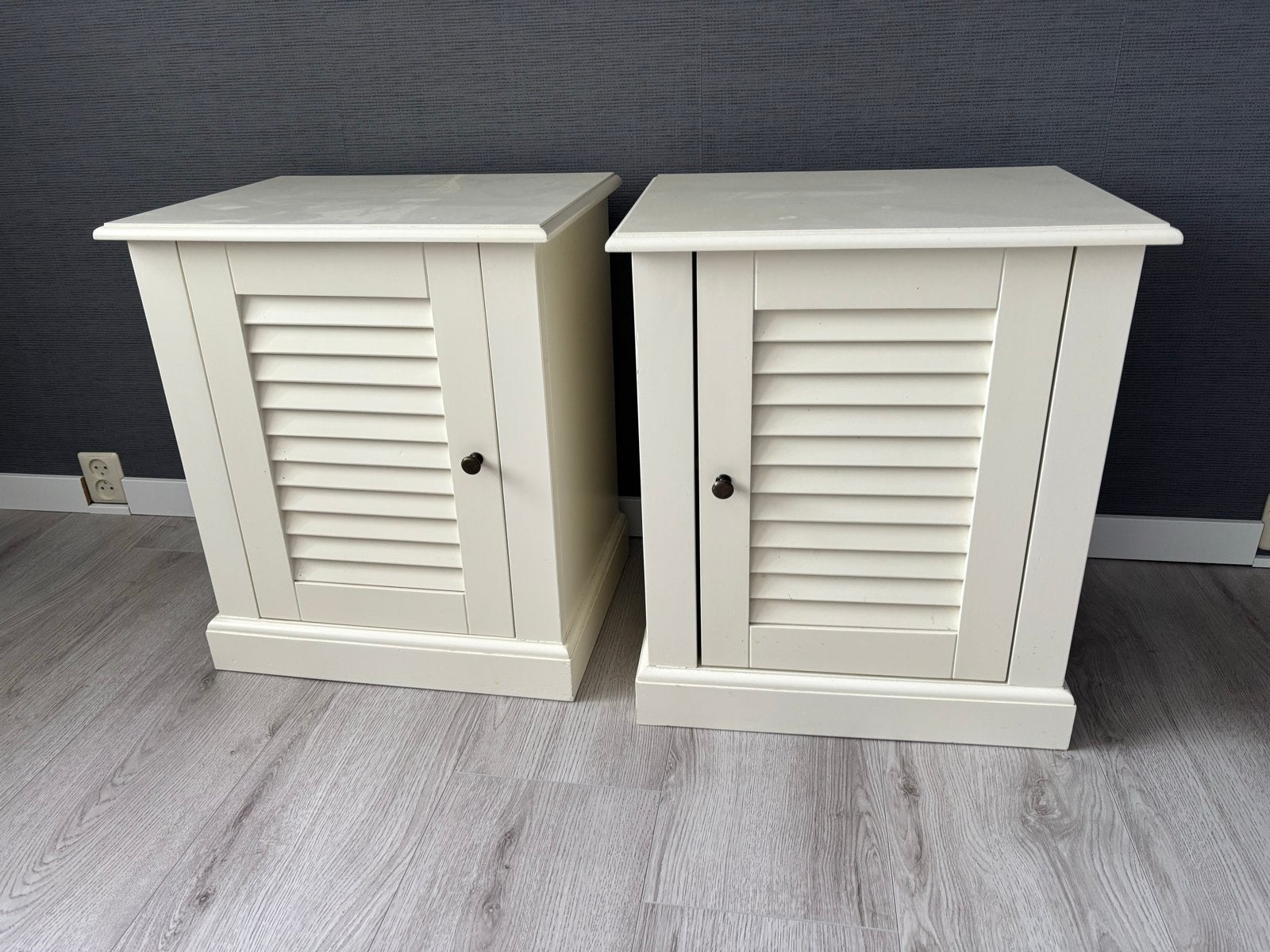 2 mooie nachtkastjes met deurtje, Huis en Inrichting, Ophalen, Gebruikt, 55 tot 70 cm, 45 tot 65 cm