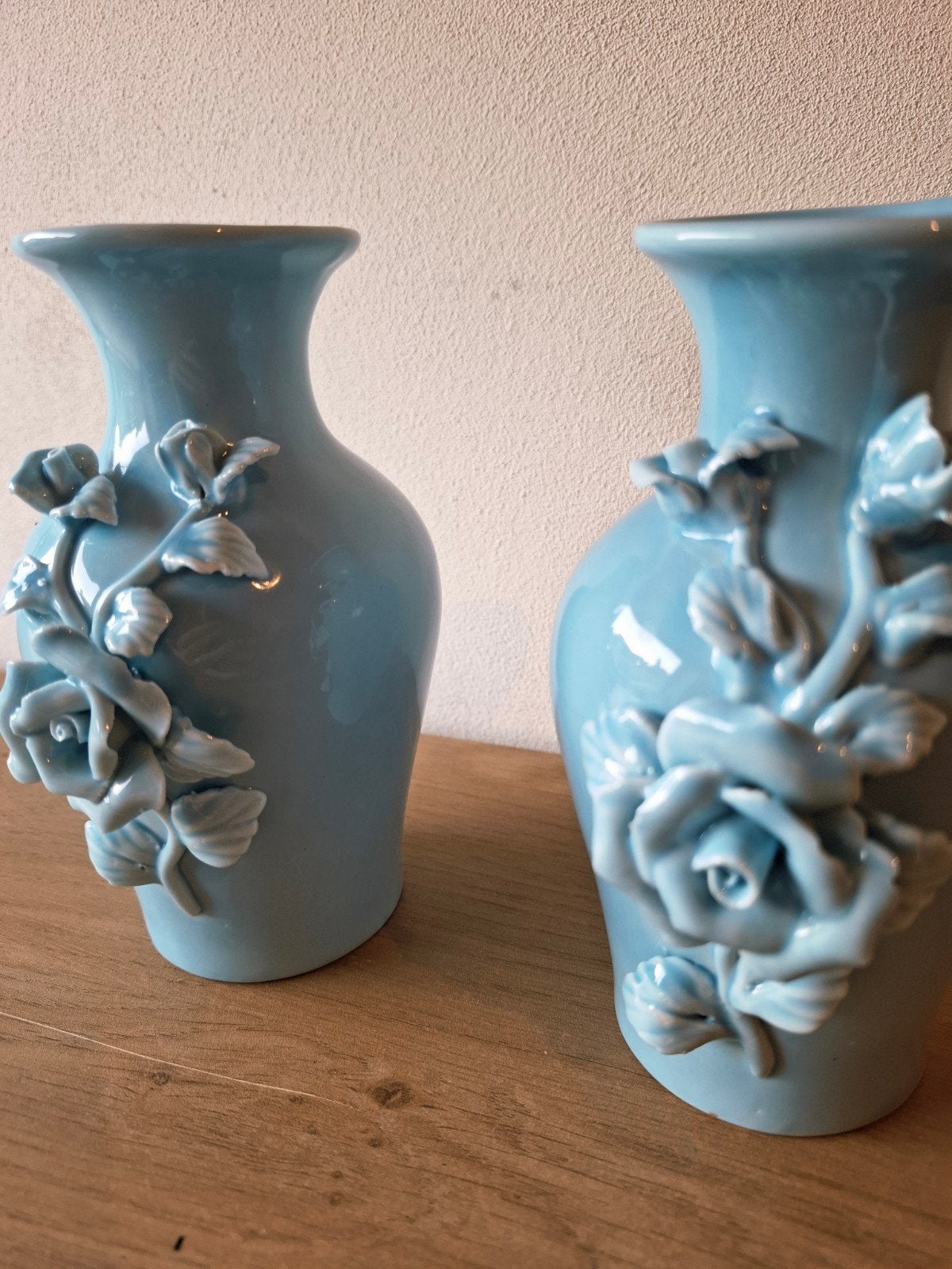 Set van 2 brocante vaasjes pastelblauw met rozen relief, Ophalen of Verzenden