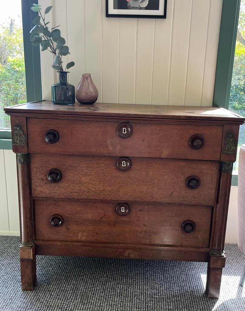 Antieke eiken ladekast/commode, 3 laden en messing details, Ophalen
