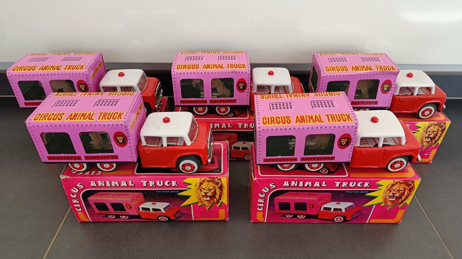 Vijf vintage blikken circus animal truck met leeuw China., Ophalen of Verzenden