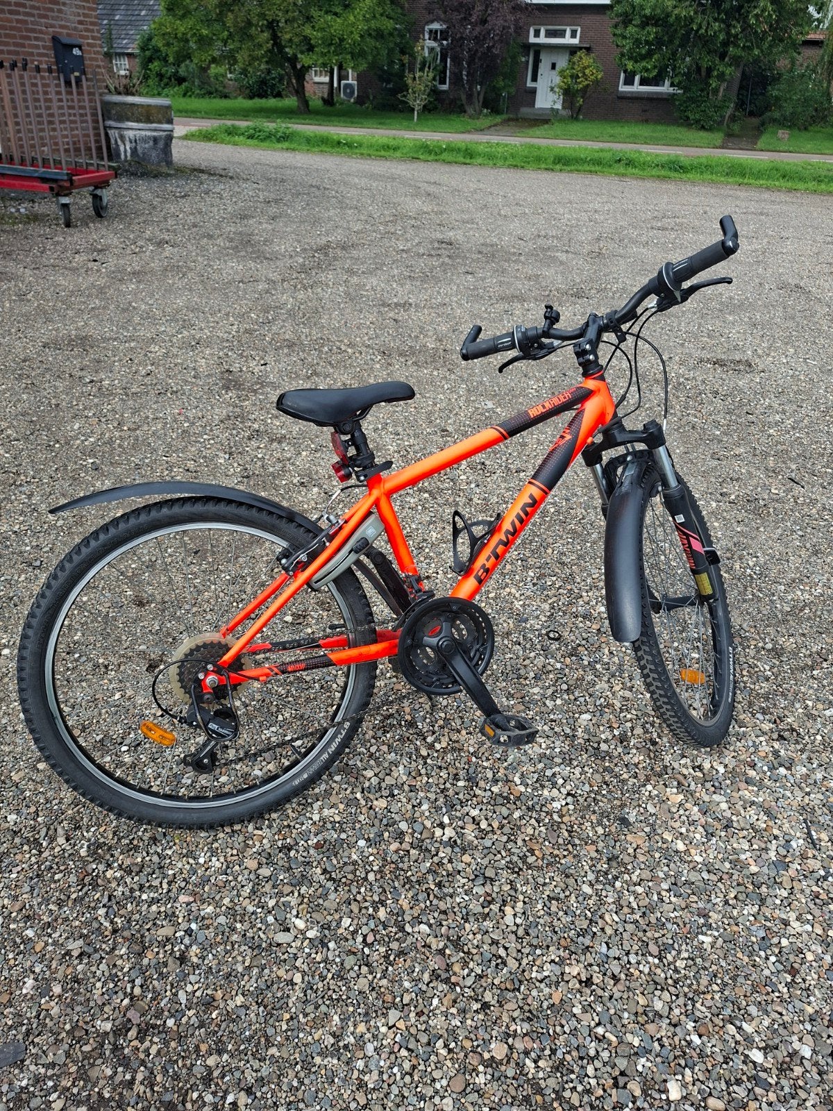 Btwin 24 inch kinderfiets oranje met verlichting en slot, Ophalen, Gebruikt, Velgrem, Btwin Decathlon