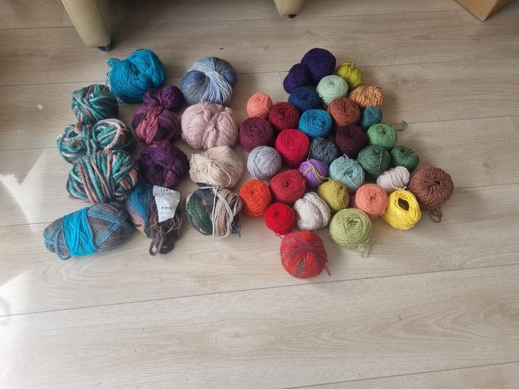 Grote partij wol en katoen - 45 bollen diverse kleuren, Hobby en Vrije tijd, Breien en Haken, Ophalen of Verzenden, Gebruikt, Breien of Haken