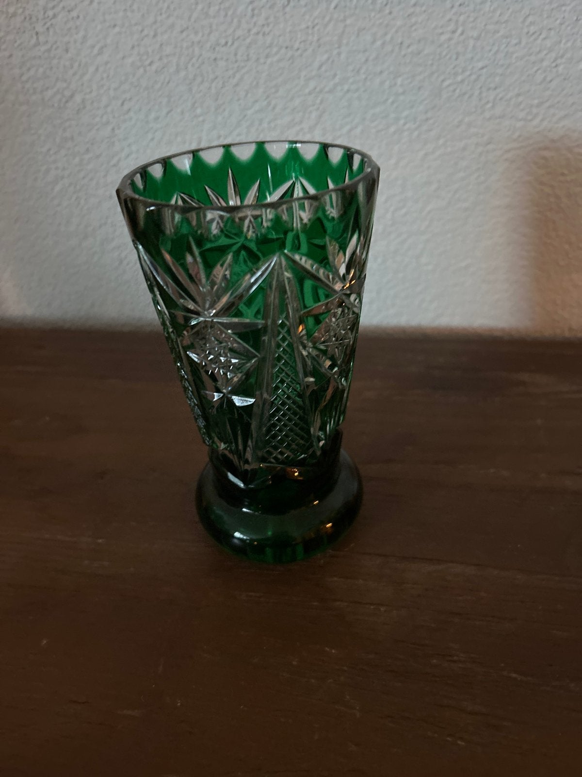 Groene kristallen vaas met geslepen decor, Antiek en Kunst, Ophalen of Verzenden