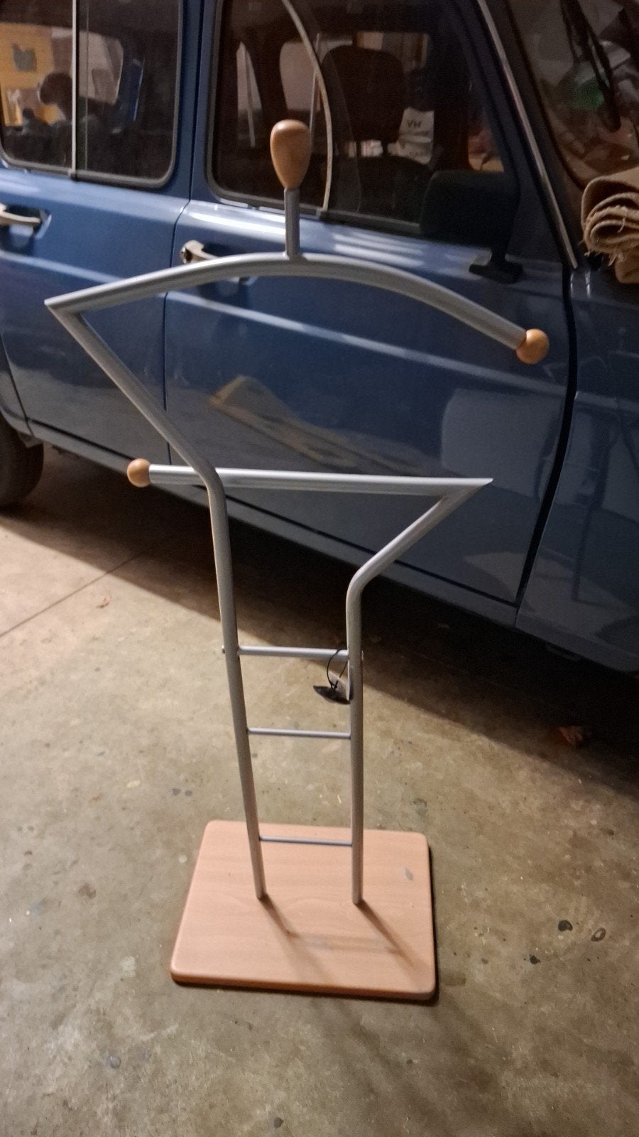 Kledingstandaard (dressboy) met houten accenten, Huis en Inrichting, Ophalen, Gebruikt, 100 tot 150 cm, Metaal