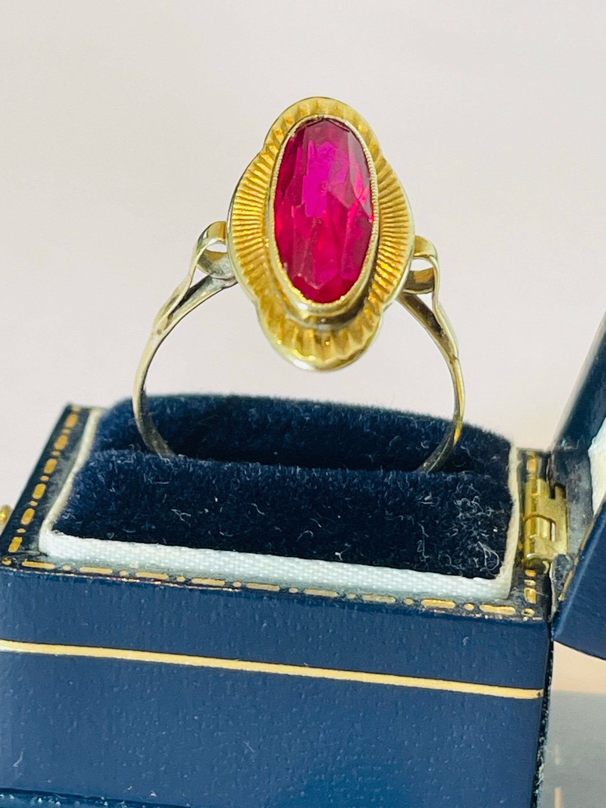 14K Gouden Ring met Rode steen. Maat 17,5 mm, Gebruikt, Verzenden, 17 tot 18, Met edelsteen