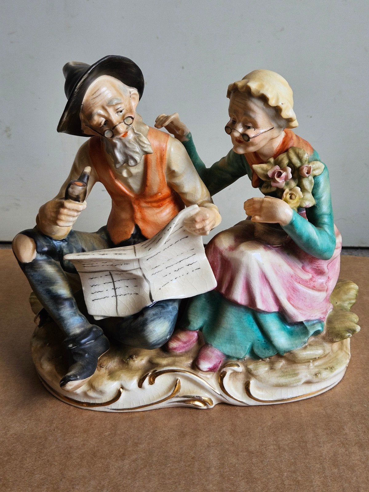 Vintage beeldje oud stel lezend en drinkend, Ophalen of Verzenden
