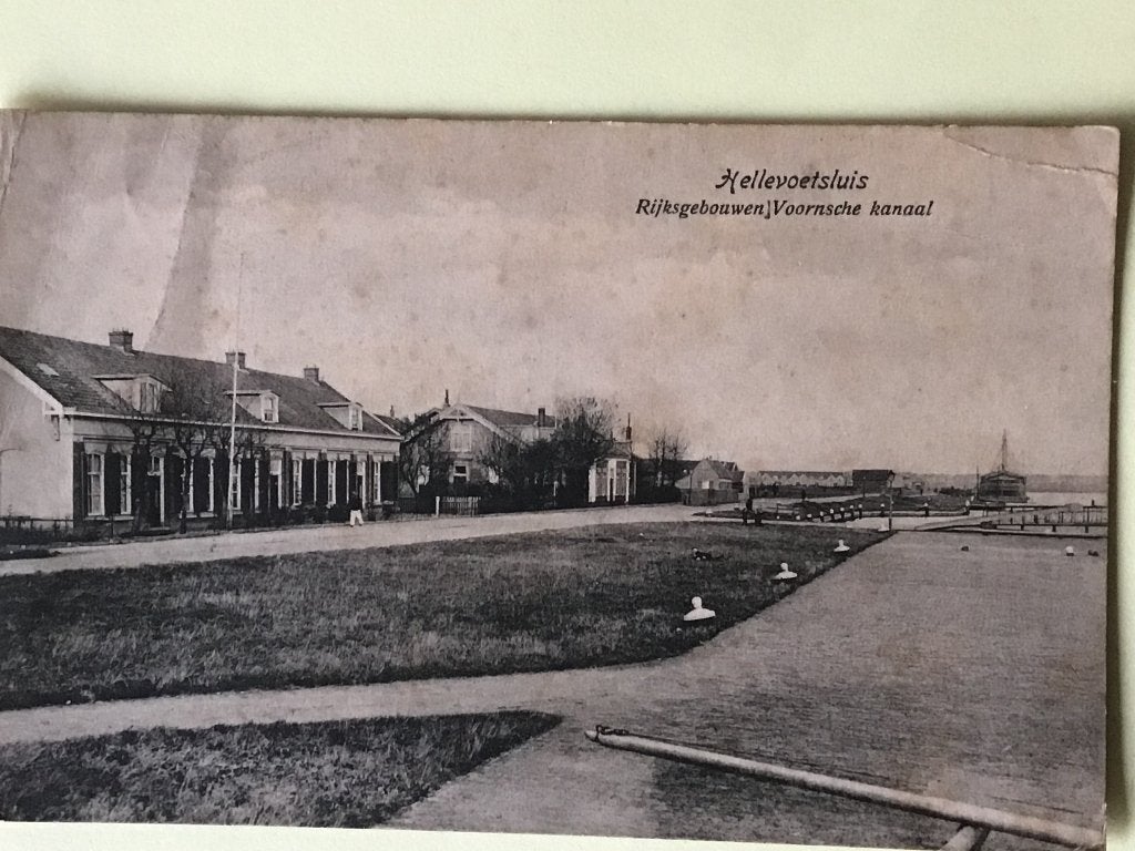 Ansicht Hellevoetsluis Rijksgebouwen Voornsche Kanaal 1936, Ophalen of Verzenden, 1920 tot 1940, Gelopen, Zuid-Holland