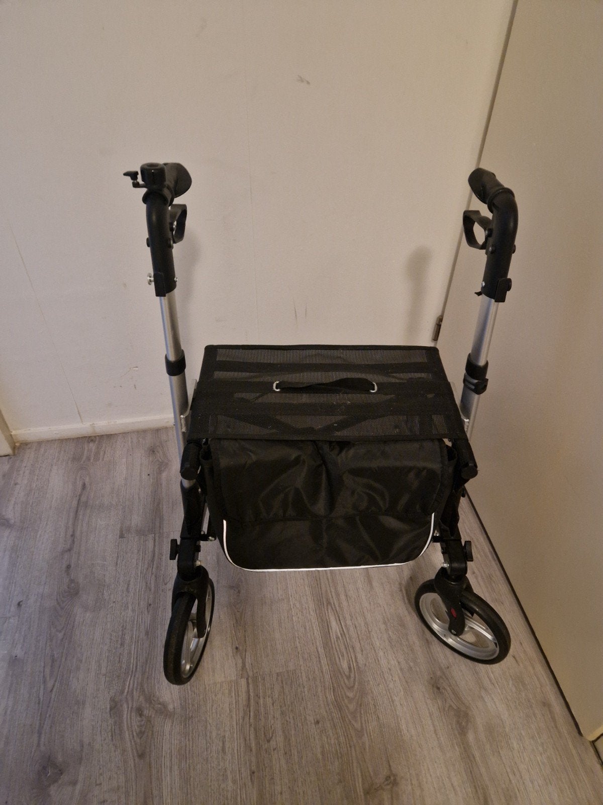 moderne Rollator Lichtgewicht, Ophalen, Opvouwbaar, Zo goed als nieuw