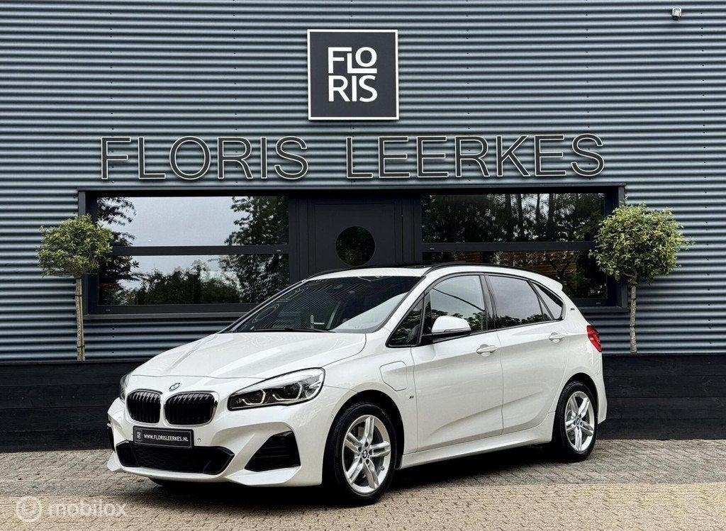 BMW 2-serie Active Tourer 225xe | Pano | Zwart Leer | Trekha, Auto's, Automaat, 136 pk, Gebruikt, Wit