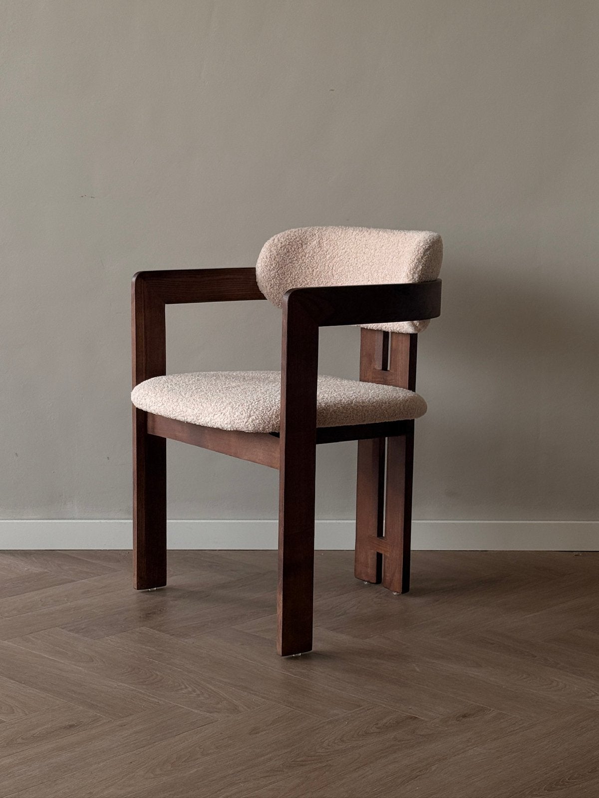 Eetkamerstoel Maja - walnoot Boucle beige -, Huis en Inrichting, Overige kleuren, Nieuw, Ophalen of Verzenden, Eén