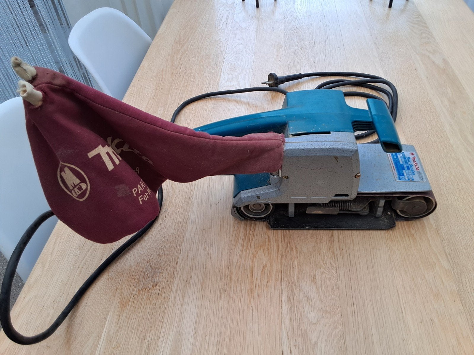 Makita Bandschuurmachine 9924DB - Vintage en Krachtig, Ophalen of Verzenden, Gebruikt, 600 tot 1200 watt, Bandschuurmachine