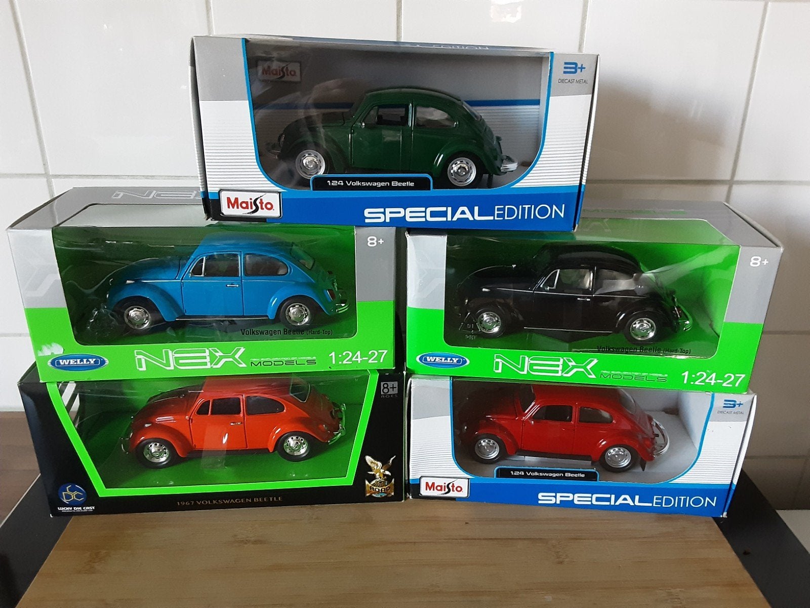 VOLKSWAGEN BEETLE--SCHAAL 1/24--DIVERSE KLEUREN--ZOEK UIT, Hobby en Vrije tijd, Modelauto's | 1:24, Ophalen of Verzenden, Nieuw