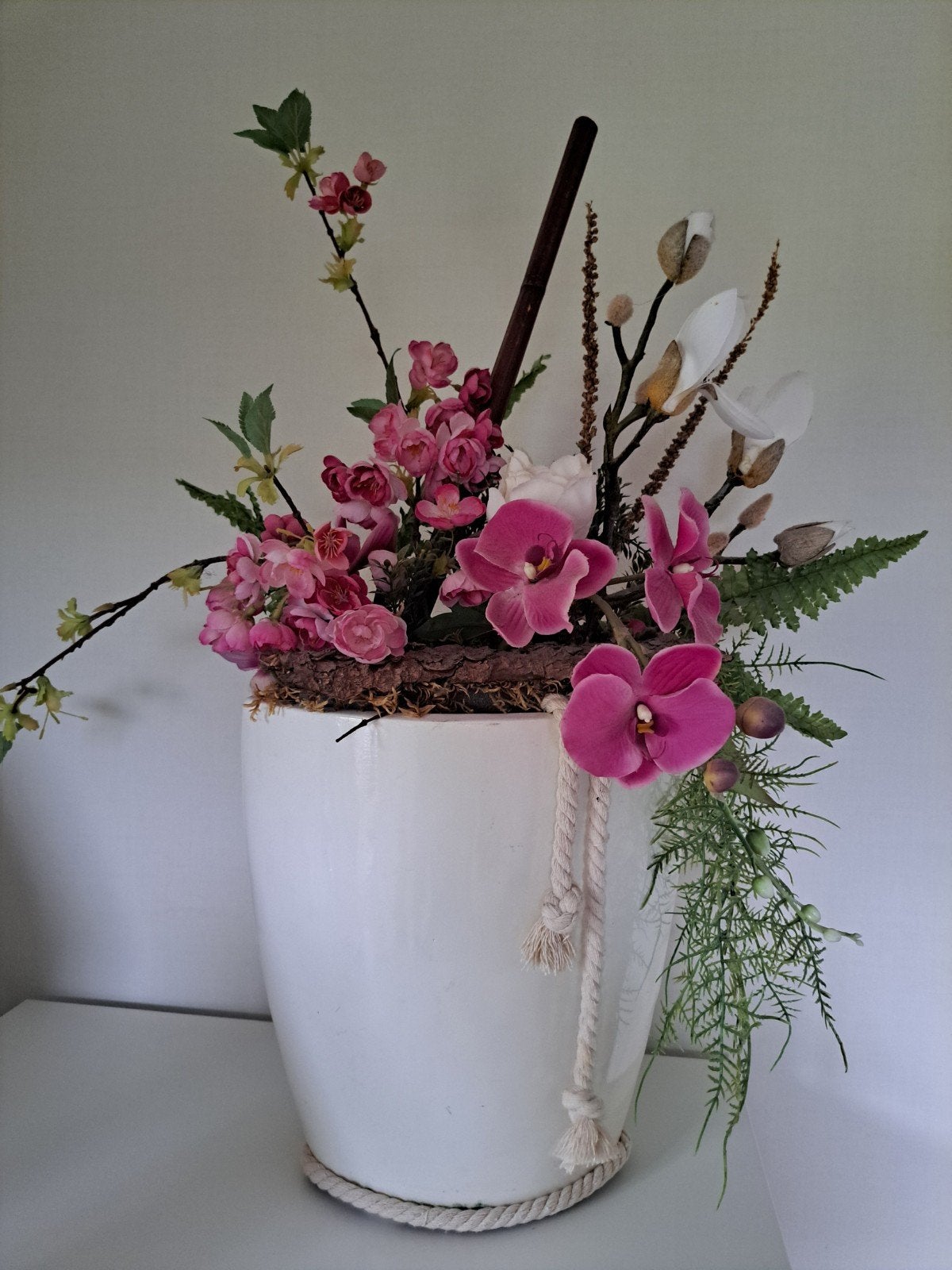 Roze kunstbloemstuk met witte pot, Huis en Inrichting, Ophalen, Zo goed als nieuw, Bloemstuk, Meerkleurig