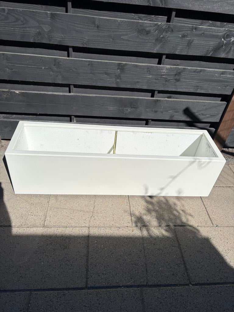 Wit geisoleerde polyester bloembak, Tuin en Terras, Ophalen, Zo goed als nieuw, Kunststof